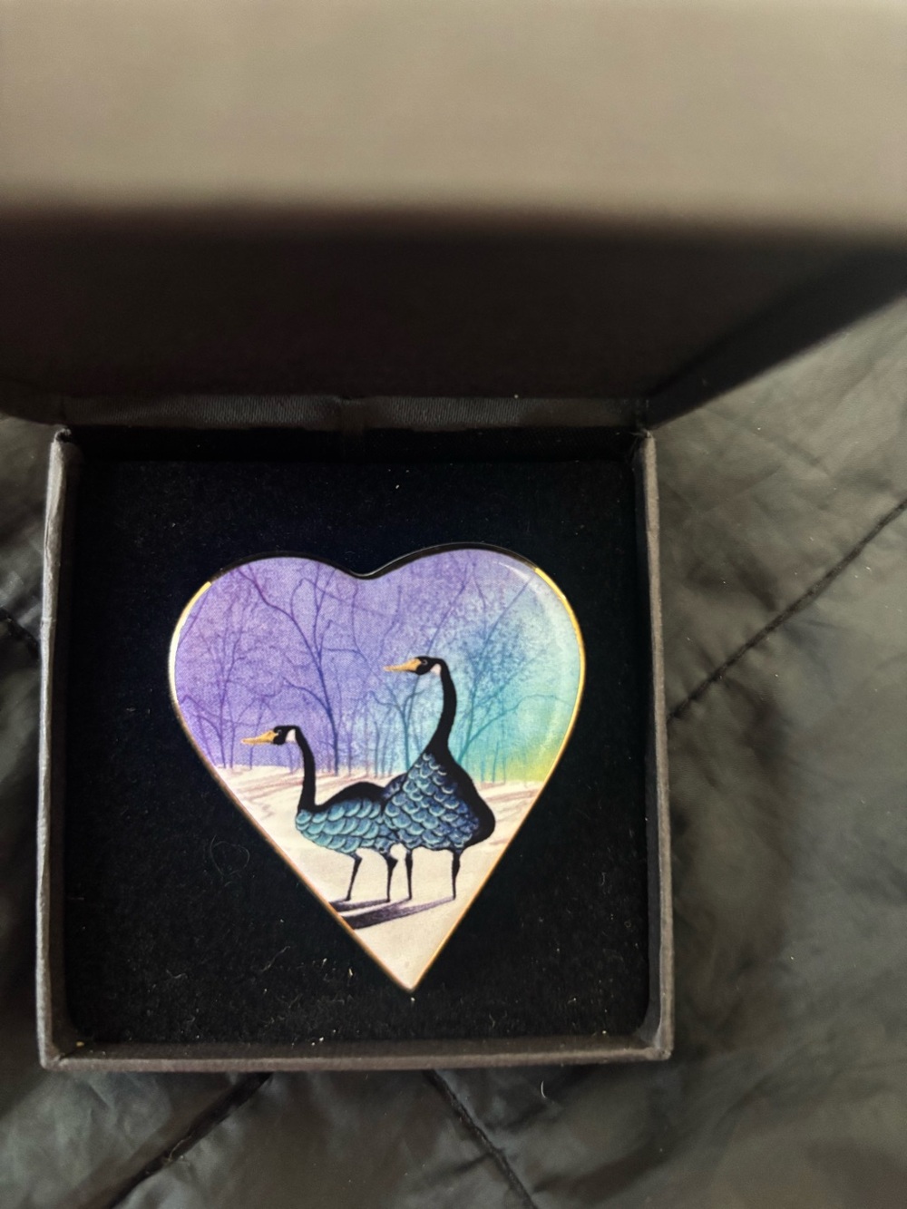 Pat Buckley Moss# 35880 pin/pendant